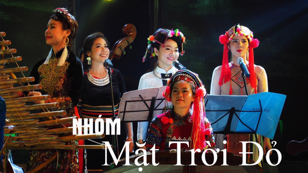 Thanh Lan cùng các thành viên nhóm Mặt Trời Đỏ trong một sự kiện lớn